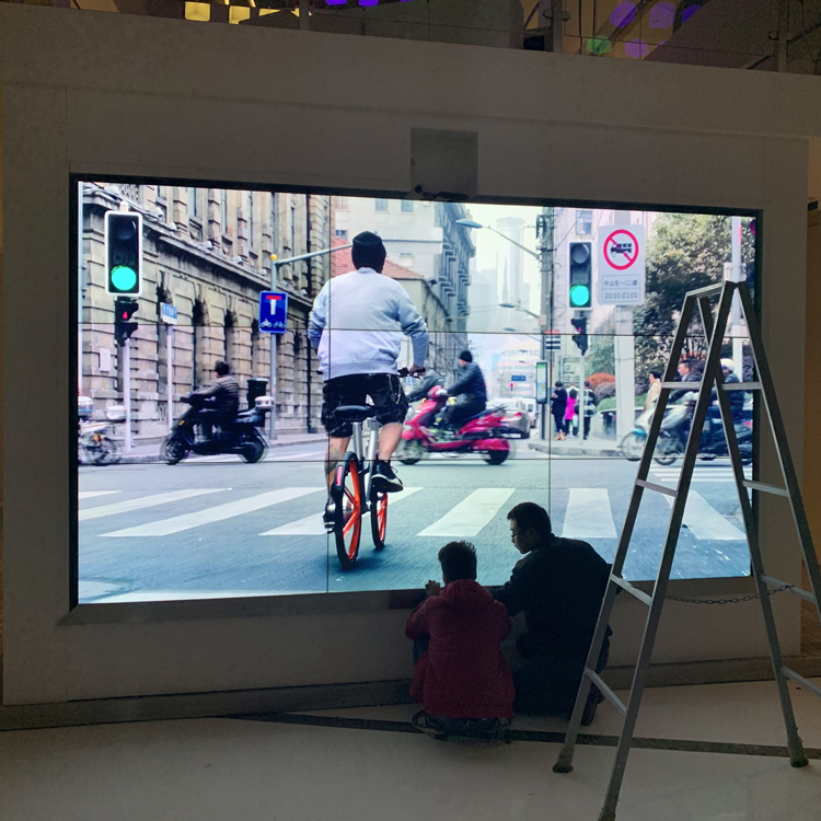 深國投廣場(chǎng)三星55寸1.7mm 3行3列液晶拼接屏+體感互動(dòng)屏項目竣工